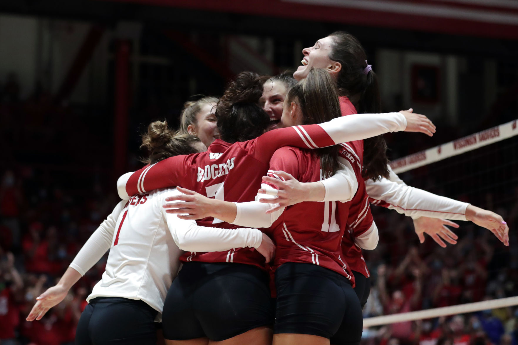 091021_uwvolleyball_07kw-09102021225811